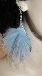 Lange oorbellen met blauw bontje.