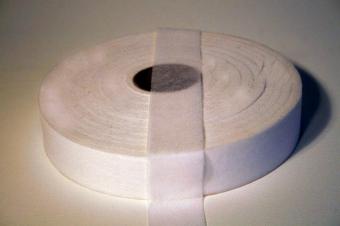 Vlieseline, band 4 cm breed.