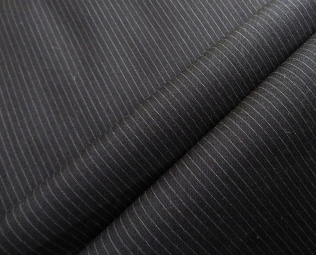 Voeringstof, zware kwaliteit 150 cm breed zwart met grijsblauw streepje