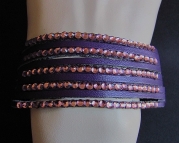 Paarse leren armband met roze strass stenen